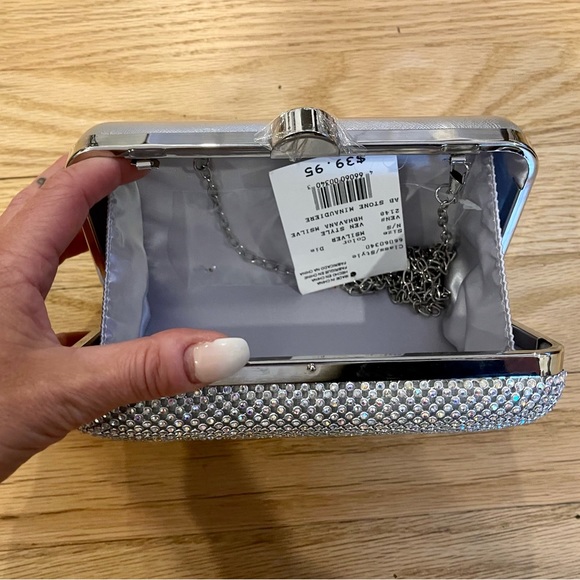 🌟Brand New Purse… Never Used!! 🤍Can Be Used As a Clutch Or With A Strap - Picture 3 of 7